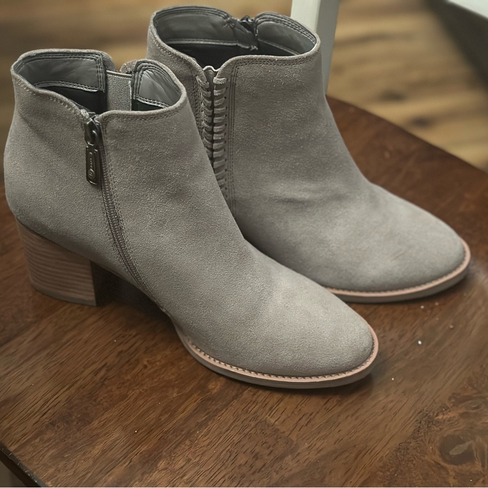 NWOT Blondo Villa Suede Ankle Boots Size 9 Sand Nubuck Waterproof 2” Block Heel